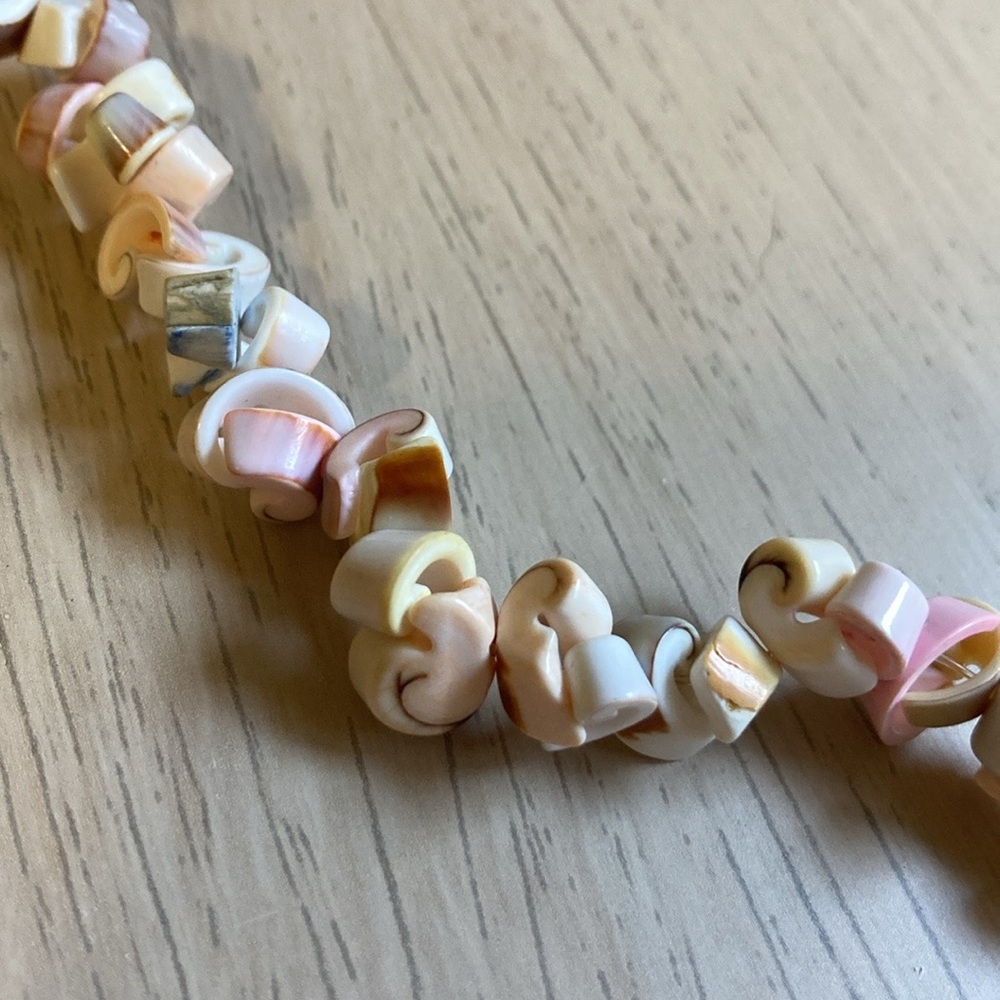 2 Shell Necklaces - Picture 4 of 11